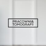 naklejka-pracownia-tomografii-35x10cm-w01-min