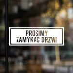 Naklejka Prosimy Zamykać drzwi 30×10cm / W01