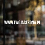 Naklejka wycinana ploterowo z adresem strony internetowej.