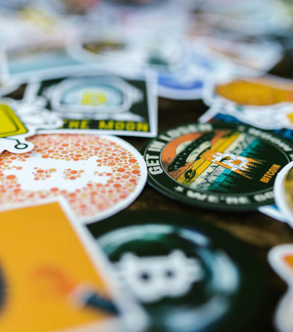 Jak wybrać naklejki reklamowe